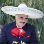 La foto de Vicente Fernández besando a una jovencita causa polémica en la red mexico