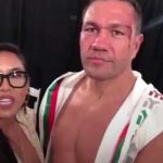 Boxeador causa indignación por besar a periodista sin su permiso estados unidos