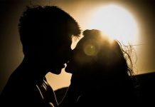 Descubre cuáles son los beneficios de los besos ciencia