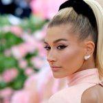 Hailey Bieber luce como Barbie por delante y una diosa sensual por detrás mundo