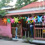 Entre cartulinas, cuchilla y tachuelas reciclable Blufileño elabora las estrellas de Belén nicaragua