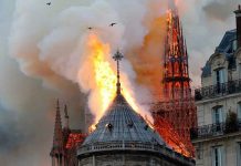 Bomberos consideran muy difícil el incendio en Notre Dame francia
