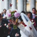 En medio de la boda, le pide a su esposo abrazar a su ex por última vez video