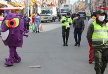 Policías se disfrazan de coronavirus para que se respete la cuarentena bolivia
