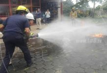 Bomberos capacitan a personal de entidad bancaria sobre incendios nicaragua