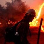 Bombero muere luchando contra incendio provocado por una pareja en EEUU estados unidos