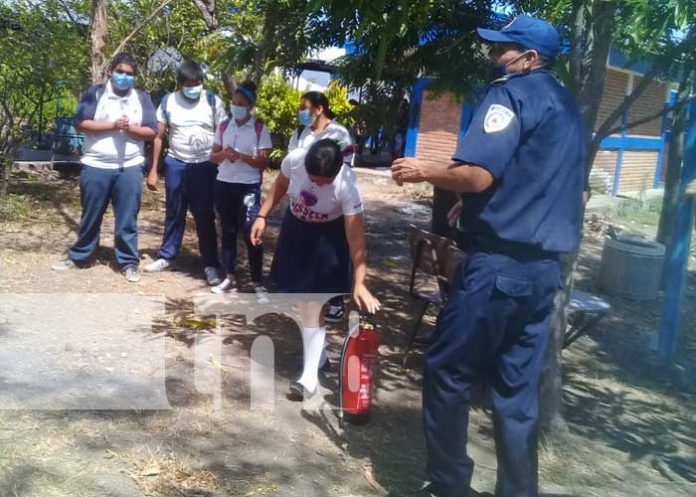bombero-teustepe-33 nicaragua, bomberos, teustepe, capacitacion, estudiantes, educacion,