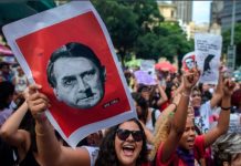 Brasileñas salen a las calles en rechazo a Bolsonaro