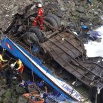 Al menos 6 fallecidos al caer autobús a un abismo en Perú peru