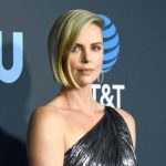 Charlize Theron confiesa por qué está criando a su hijo como una niña charlize theron