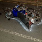 Motociclista muere al impactar con un rótulo que estaba siendo instalado motociclista