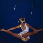 Estrepitosa caída la que sufre una acróbata desde donde colgaba del cuello circo