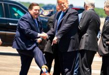 Donald Trump es sorprendido con calcetines inspirados en su peinado estados unidos
