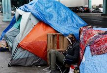 EE.UU: 12 personas enfrentan cargos criminales por alimentar a indigentes en un parque