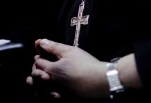 Menores abusados por sacerdotes serán compensados en California estados unidos