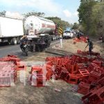Vuelco de camión lleno de gaseosas en Carretera Nueva a León nicaragua