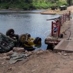 Camión con piedra cantera se da vuelta en Río Tuma, Caribe Sur nicaragua