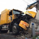 Se duerme al volante y estrella camión en monumento La Virgen, en Corinto nicaragua