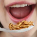 China: Mujer con cáncer comió gusanos por creer que así se curaría china