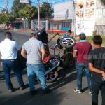 Mototaxi queda volcada tras accidente en barrio Selim Shible nicaragua