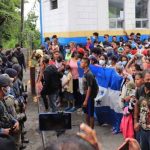 Migrantes hondureños rompen barrera para ingresar a Guatemala guatemala