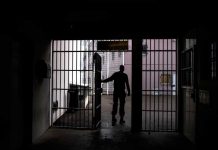 Una mujer fue transferida a cárcel de hombres porque tomaba hormonas para la menopausia mujer