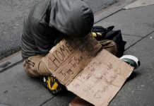 EEUU: policías confiscan carteles a Sinhogar y se hacen una «colcha» nicaragua