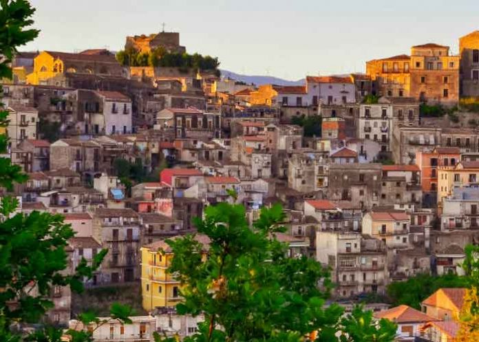 casa-2 italia, casa, repoblacion, pueblo,