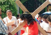 Fieles de Río Blanco participan en el Santo Viacrucis rio blanco