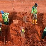 Cavar tumbas, el castigo para quienes no usan mascarilla en Indonesia castigo