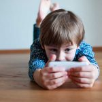 El inminente peligro de dar el celular a los bebés para contentarlos riesgo