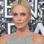 ¡Tipo Britney Spears! Charlize Theron se rapa la cabeza (VIDEO) video