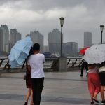 Rumbia toca tierra en China: Hay 53.000 personas evacuadas china