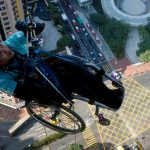 Alpinista en silla de ruedas escala 250 mts. de rascacielos en Hong Kong china