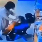 Sorprende a la maestra golpeando a su hijo y le da una paliza china