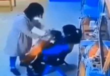 Sorprende a la maestra golpeando a su hijo y le da una paliza china