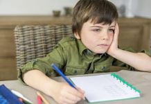 ¡Casi muere! Sufre infarto porque su hijo no entendía la tarea china