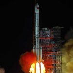 China lanza la primera nave para explorar la cara oculta de la Luna china