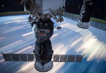 Cosmonautas rusos inspeccionarán Soyuz por fuera tras pérdida hermeticidad moscu