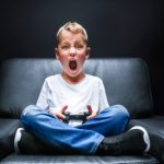 Expertos aconsejan compartir videojuegos con menores y acordar tiempo diario expertos