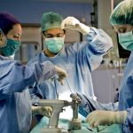 Corren a cirujano que publicó fotos de cirugía de cambio de sexo estados unidos