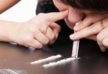 Muere mujer tras consumir cocaína en aeropuerto para no ser detenida reino unido