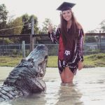 Joven posa con un enorme cocodrilo para sus fotos de graduación estados unidos