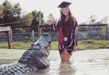 Joven posa con un enorme cocodrilo para sus fotos de graduación estados unidos