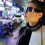 Una ‘youtuber’ crea un collar al estilo ‘Cyberpunk’ que bloquea los micrófonos china