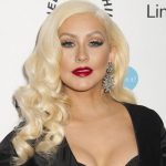 Exagerado escote de Christina Aguilera aumenta rumores que se operó cirugia