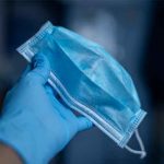 Exhiben a mujer usando su ropa interior como cubrebocas en super de Sudáfrica video