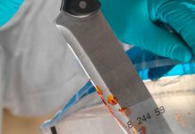Hombre sale del hospital con cuchillo en la espalda para fumar hombre