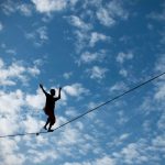 Moscú: Fanáticos a la adrenalina caminan por la cuerda floja entre rascacielos moscu