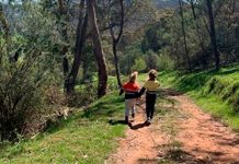 Fotografía a sus hijos en sendero sin percatarse de un peligro mortal